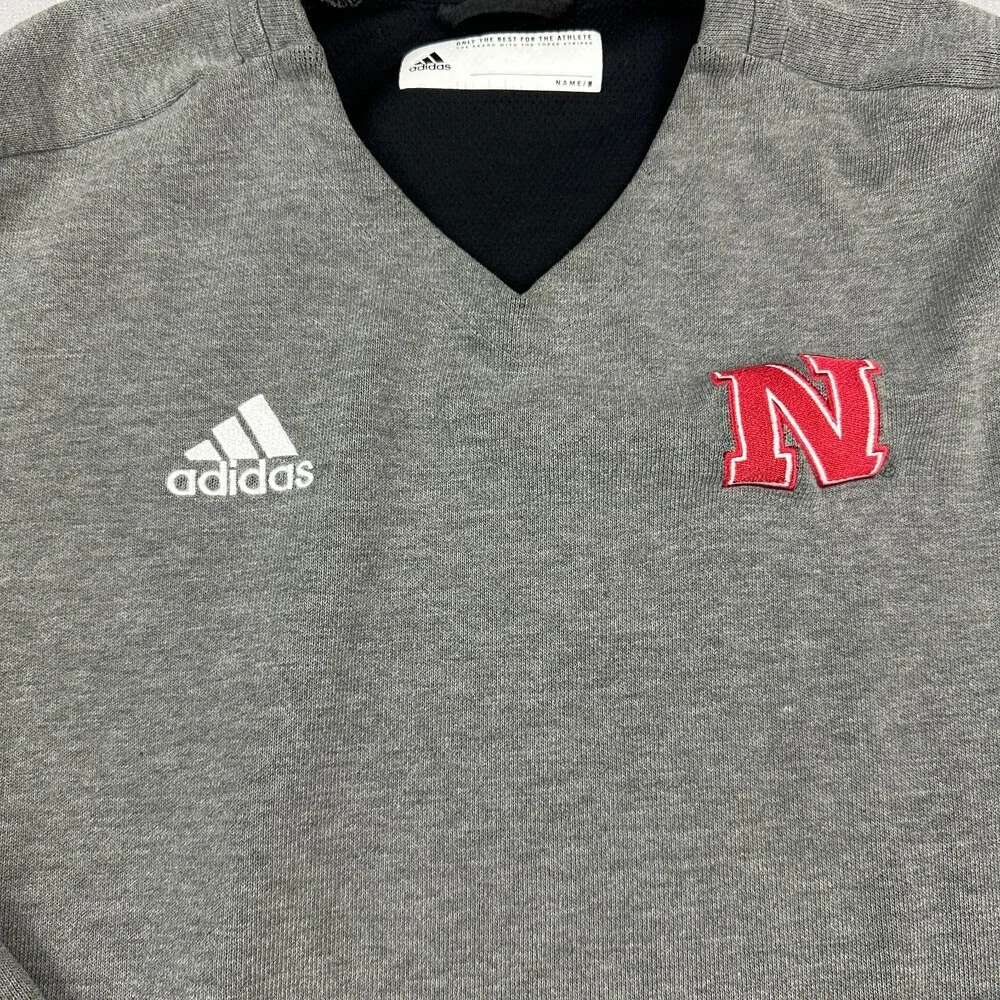 Nebraska Cornhuskers Sweater Men Medium Gray Adidas V-Neck NCAA Logo Knit M